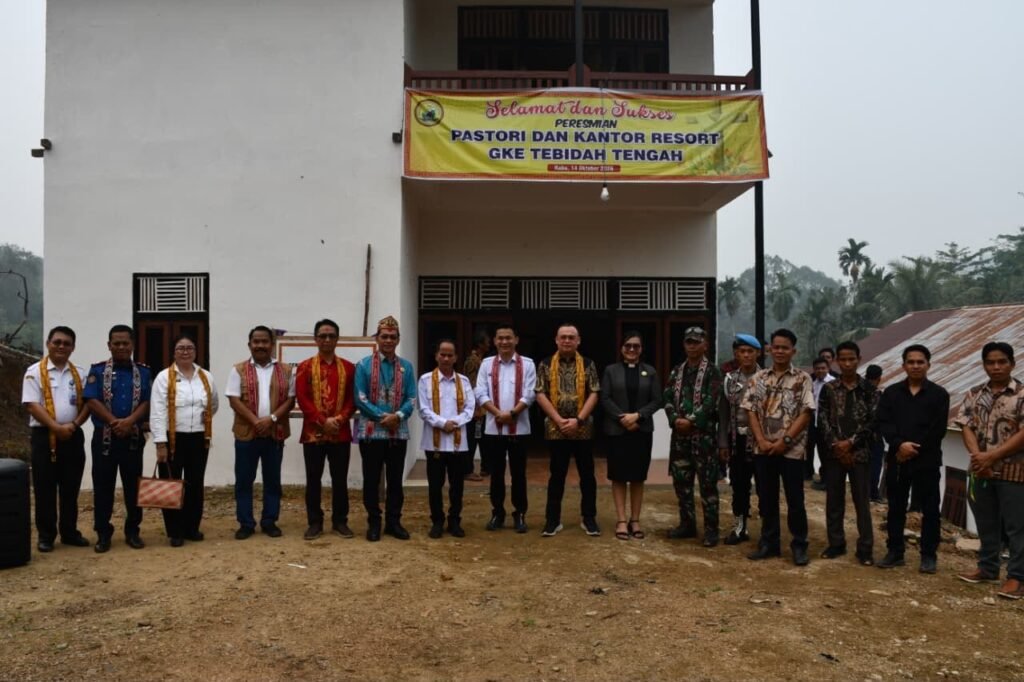 Sintang Resmikan Kantor Resort dan Pastori GKE Tebidah Tengah di Kayan Hulu