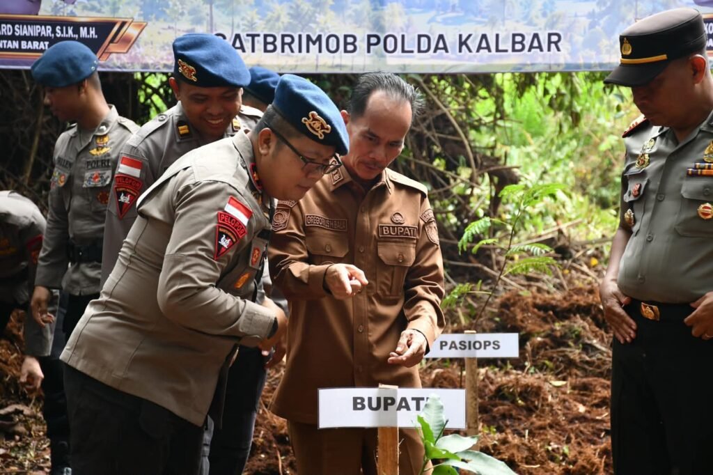 Bupati Sintang Dukung Pelestarian Lingkungan Lewat Penanaman Pohon di Hutan Wisata Baning